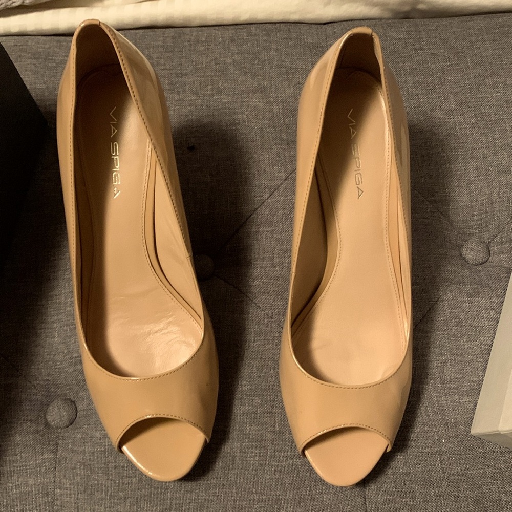 Via Spiga Nude Patent Pump